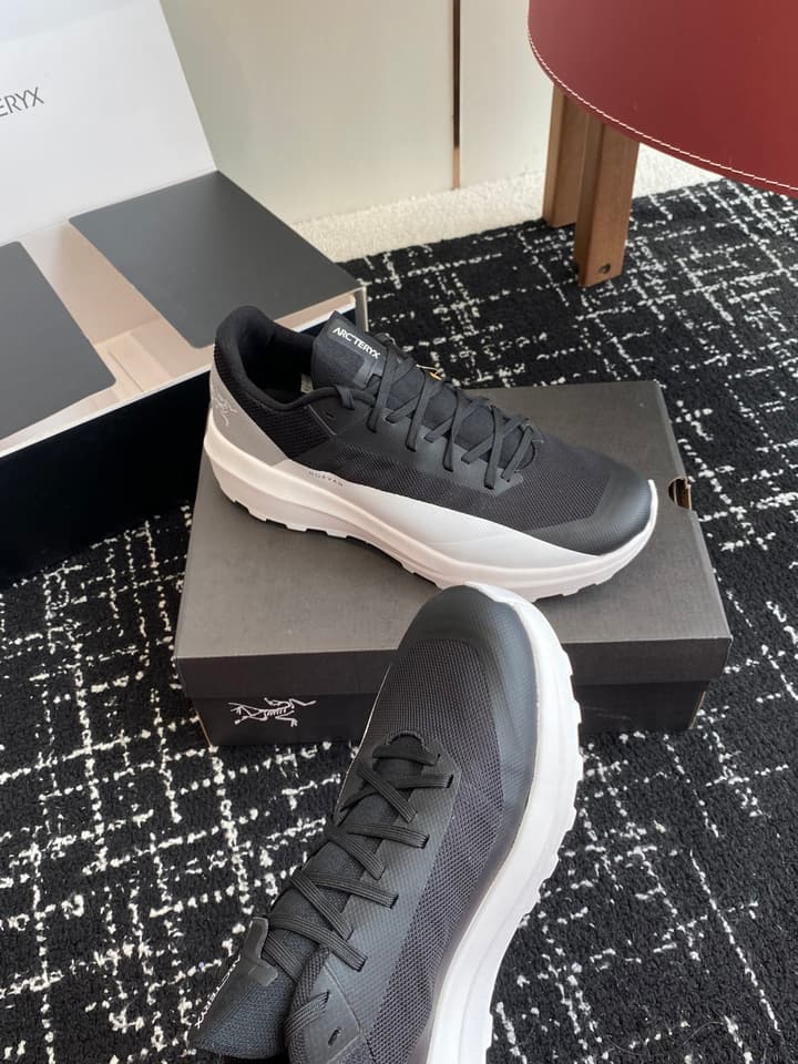Arc'teryx Norvan VT Trail Running Shoes in Black With White Sole