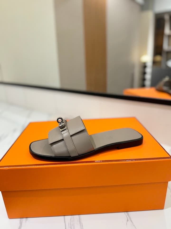 Hermès Classic Timeless Leather Sandals in Black