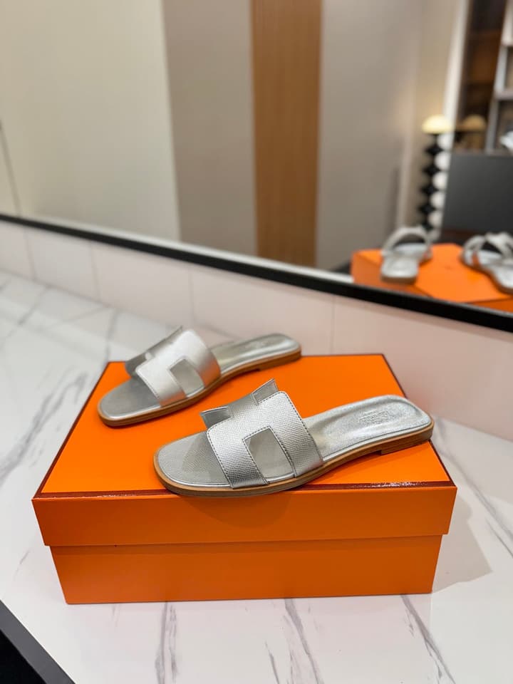 Hermès Classic H Palm Grain Leather Sandals in Black