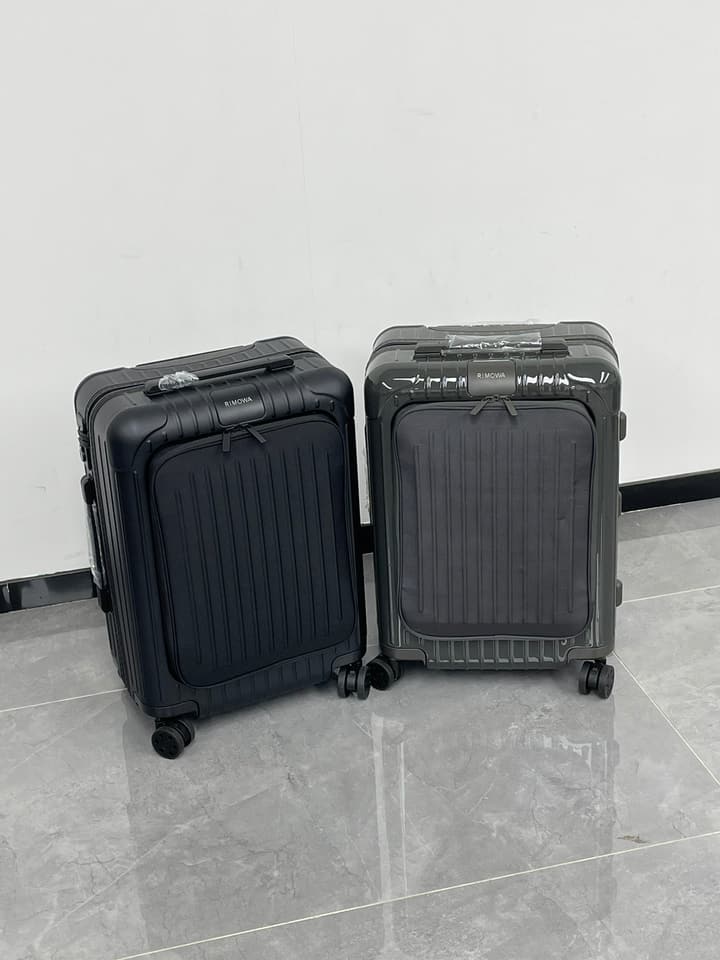 RIMOWA Essential Sleeve Carry-On with Laptop Pocket in Classic Black