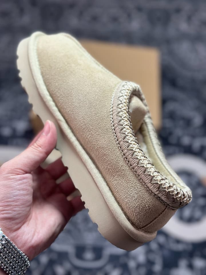 UGG Tazz Platform Snow Boots in Light Beige Suede