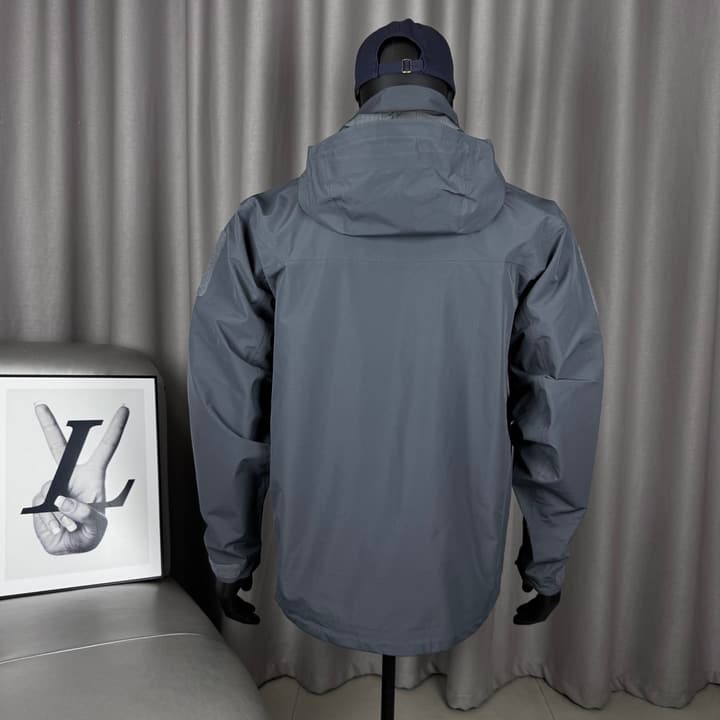 Arc'teryx Alpha LEAF Jacket GEN2 Hard Shell in Wolf Gray Hard Shell Jacket