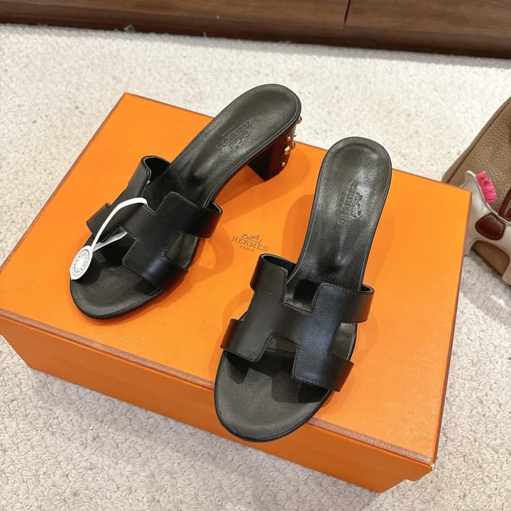 Hermès Oasis H-Slippers Sandals – New Colorway in Black Leather