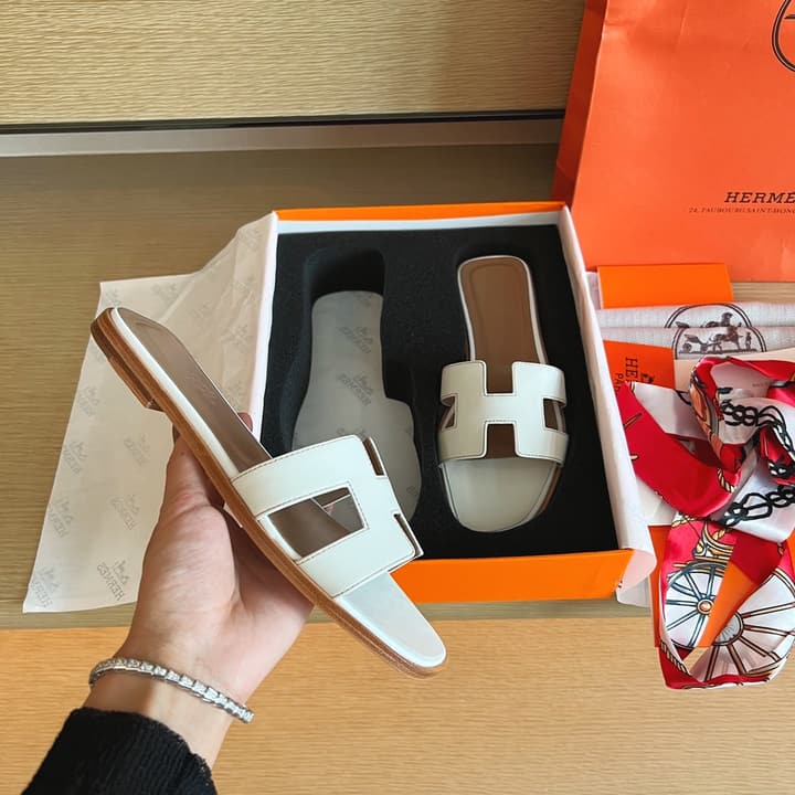 Hermès Handmade Leather Sandals – 2023 Spring Collection in Navy Blue Leather