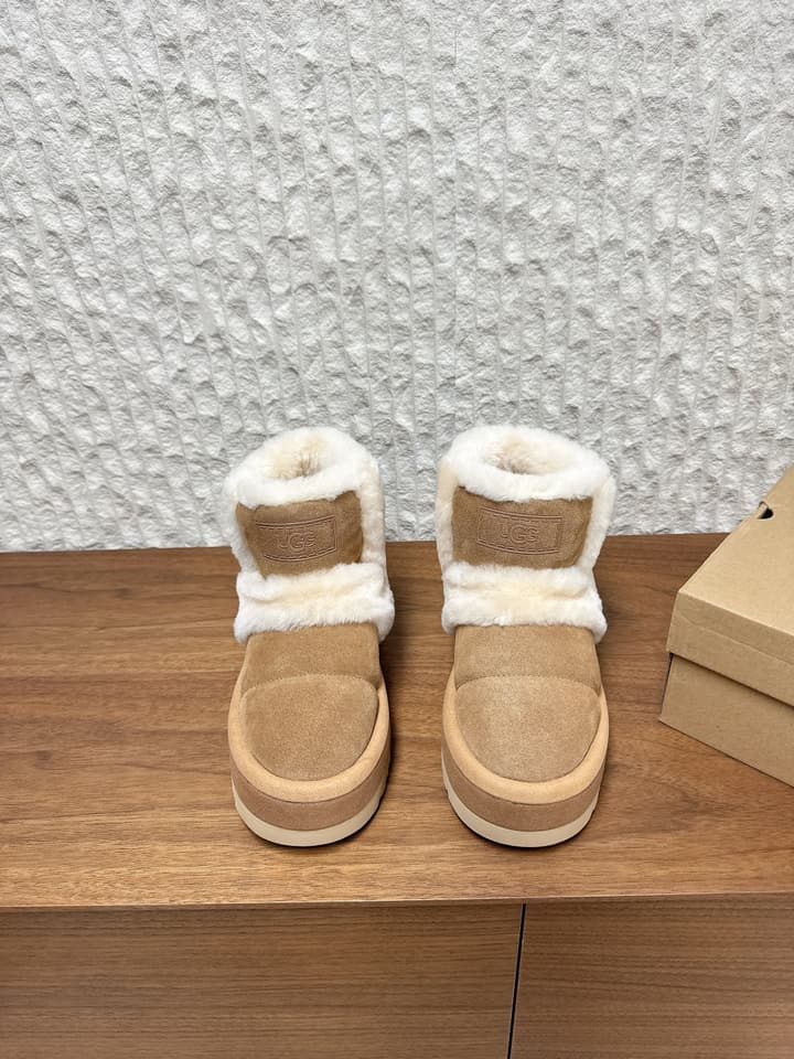 UGG Closed-Toe Fur-Lined Slippers – Autumn/Winter Collection in Black