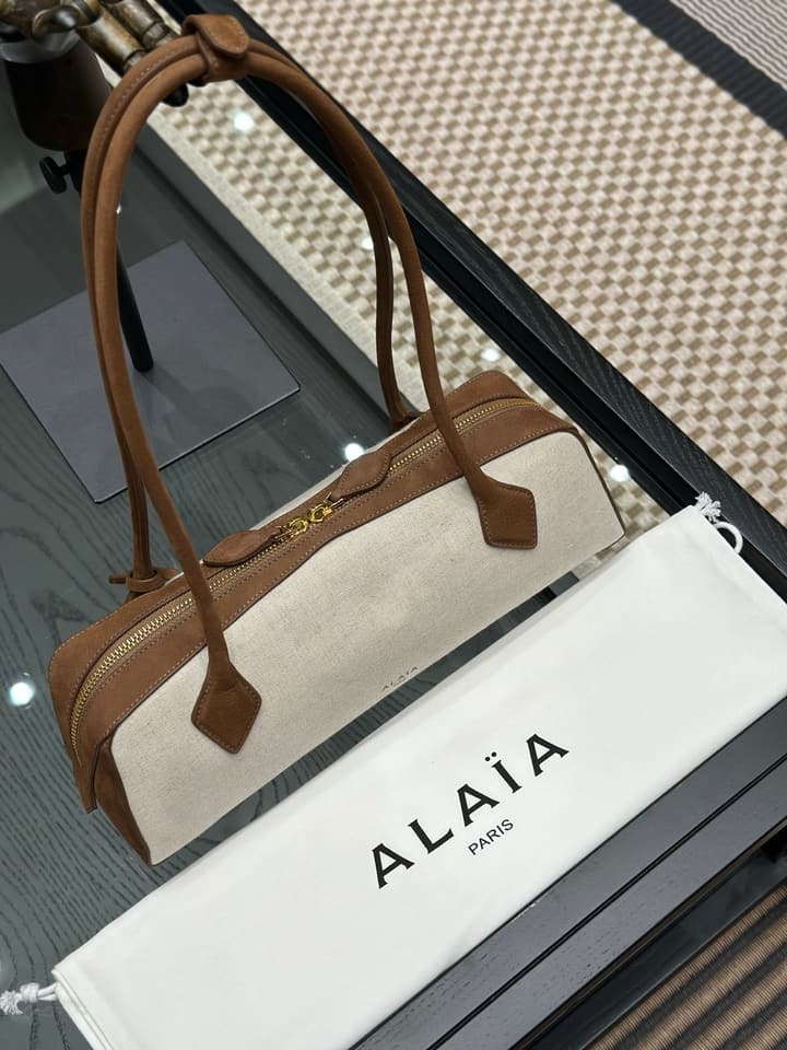Alaïa Le Teckel Dachshund Bag in Cream And Black
