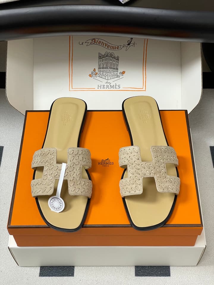 Hermès Oran Woven Suede Sandals – 2025 Collection in Black Leather