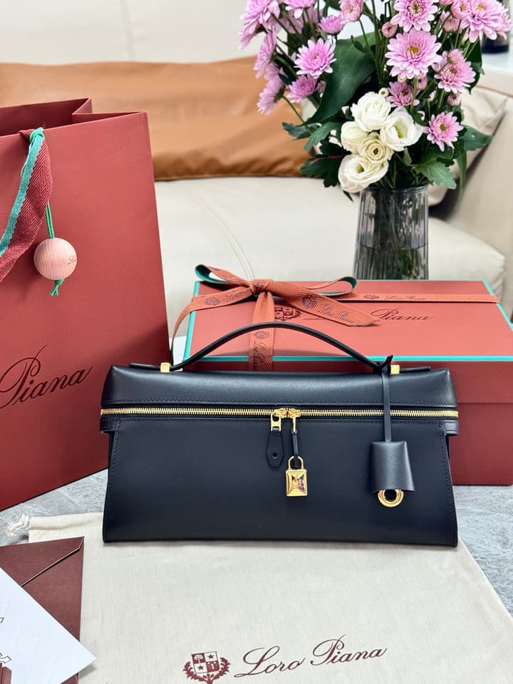 Loro Piana Extra Clutch L29 in Black Leather
