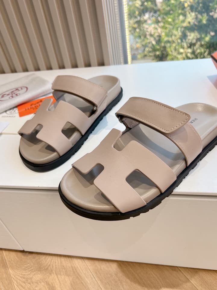 Hermès Pig Nose Thong Sandals – 2024 Spring/Summer Collection in Black
