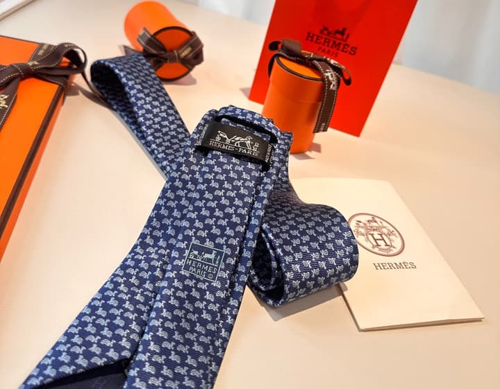 Hermès Animal Series Men's Silk Tie in Blue With Pink Pattern