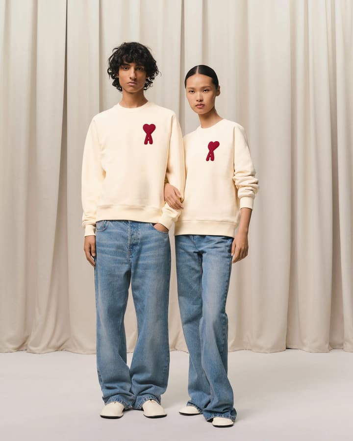 AMI Paris Ami de Coeur Raglan Crewneck Sweatshirt – 25FW in Apricot With Clear Heart