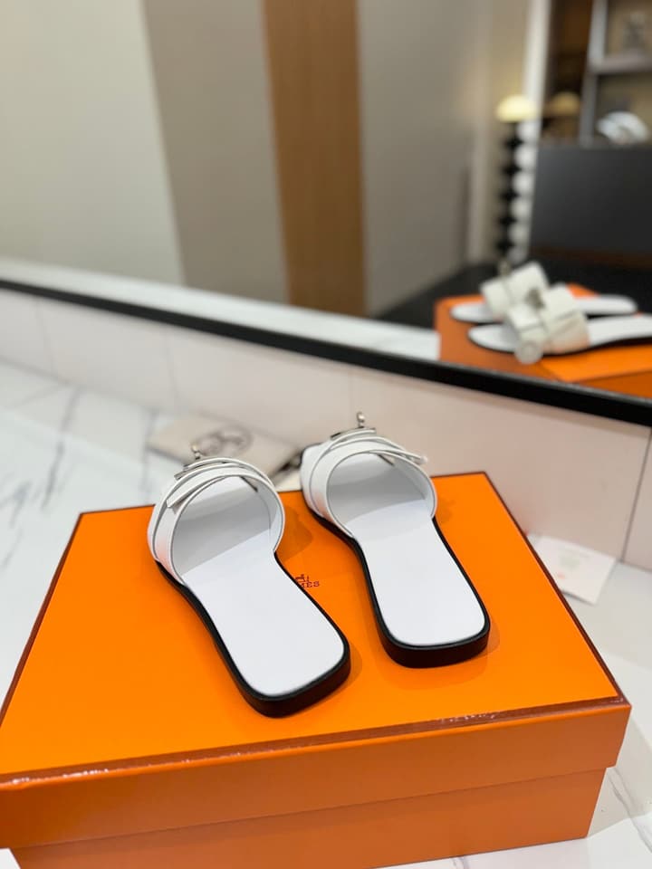 Hermès Classic Timeless Leather Sandals in Black