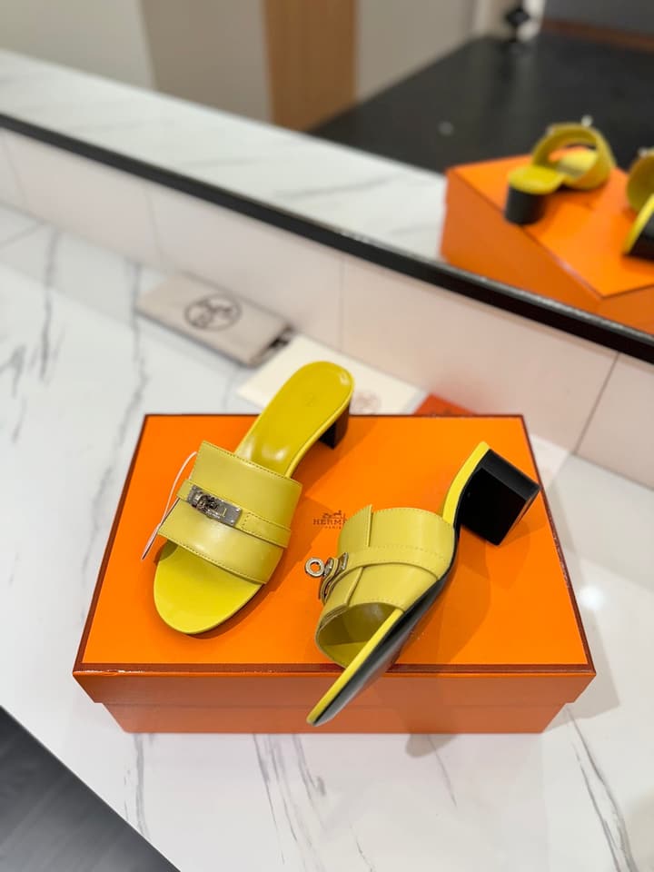 Hermès Classic Smooth Cowhide Heeled Sandals in Beige