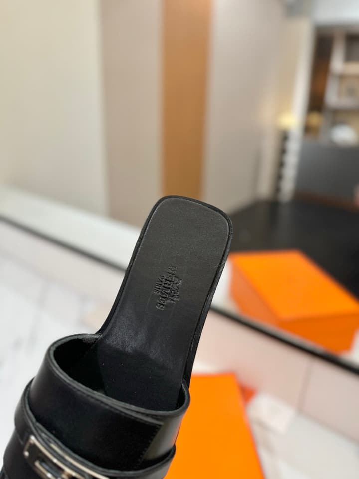 Hermès Classic Timeless Leather Sandals in Black