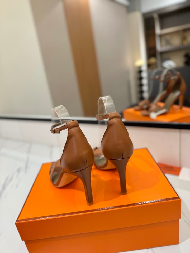 Hermès Classic Smooth Cowhide Pumps – 9cm in Caramel Brown