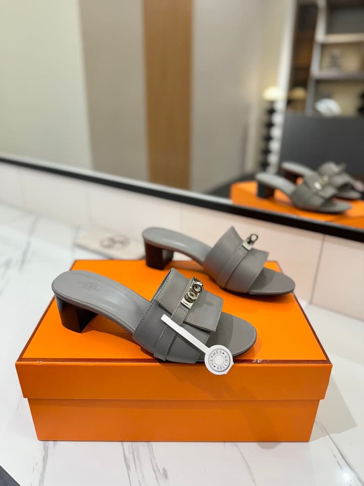 Hermès Classic Smooth Cowhide Heeled Sandals in Beige