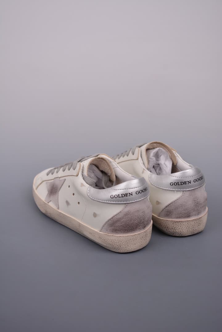 Golden Goose Super Star Distressed Sneakers – 2023 Collection in White With Navy Heel