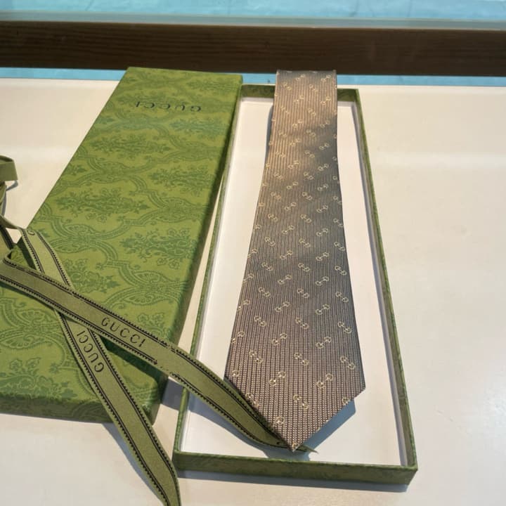 Gucci Men's Jacquard Silk Tie in Black Gg Pattern