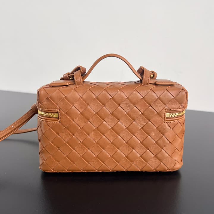 Bottega Veneta Intrecciato Vanity Case in Cream