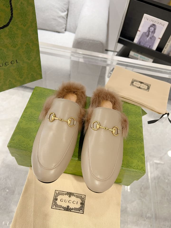 Gucci Toscana Wool Loafers – Autumn/Winter Must-Have in Black Leather With Tan Fur