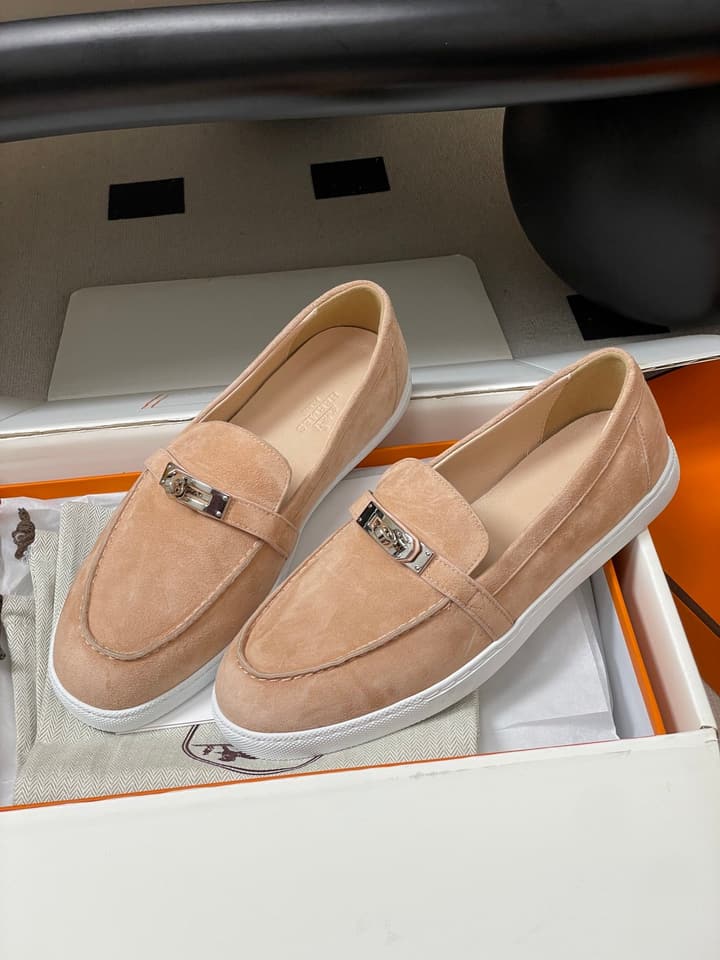 Hermès Mind Suede Kelly Buckle Loafers – 26S Spring/Summer Collection in Beige Suede