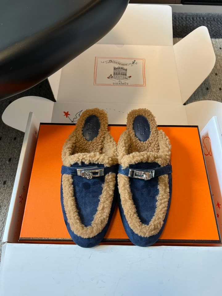 Hermès Leather Mules – 25FW in Black With White Fur