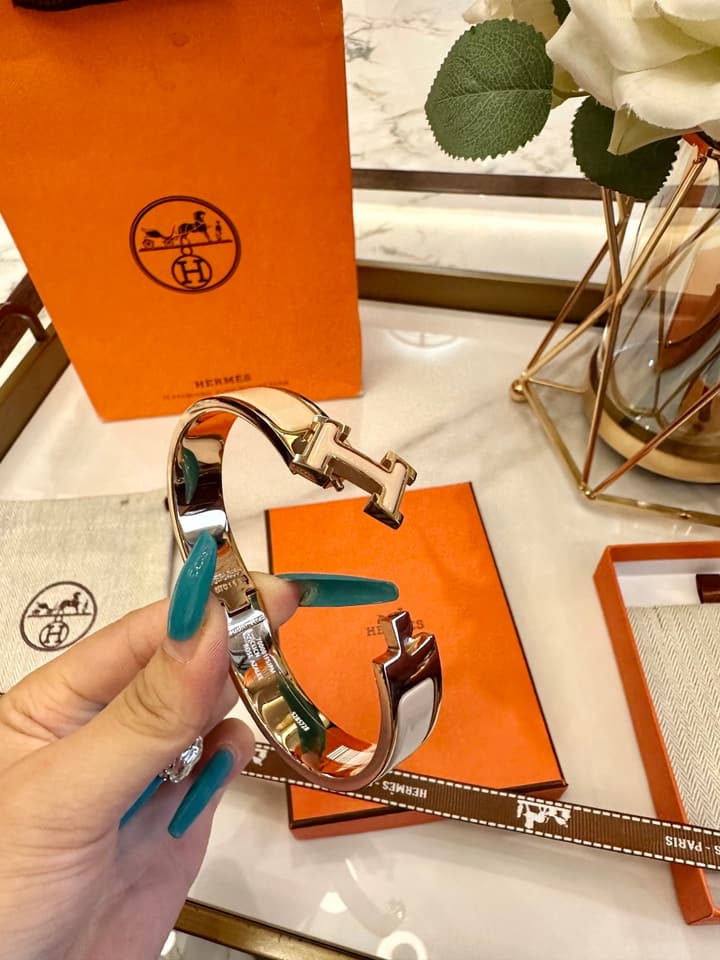 Hermès H-Letter Oval Enamel Bracelet in Gold H Logo Creamy Beige Band
