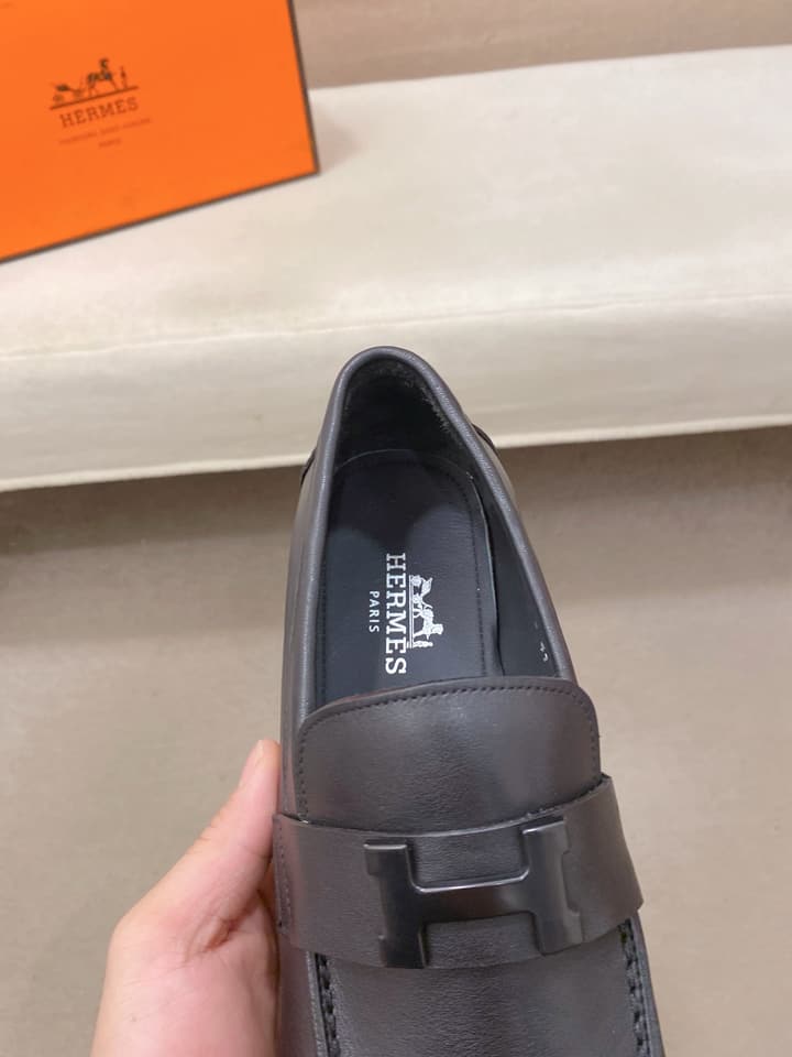 Hermès Business Casual Leather Loafers in Black Leather