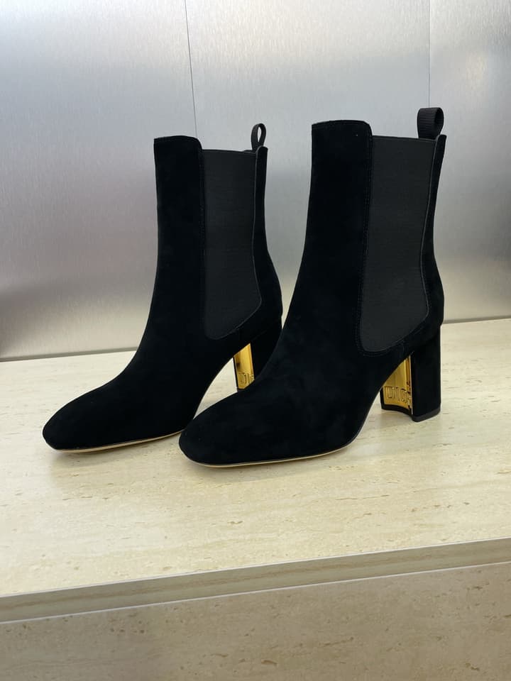 Dior D-Art Chunky Heel Chelsea Ankle Boots – 2025FW in Black Suede