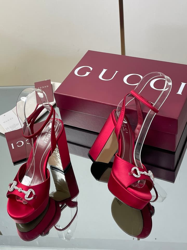 Gucci Platform Rhinestone Horsebit Sandals – Spring/Summer Collection – 2025 in Black Patent