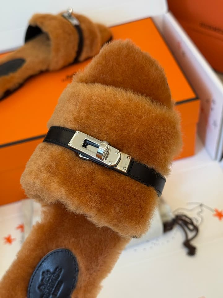 Hermès Kelly Buckle Fur Slippers – 25FW in Cognac Two-tone Plush