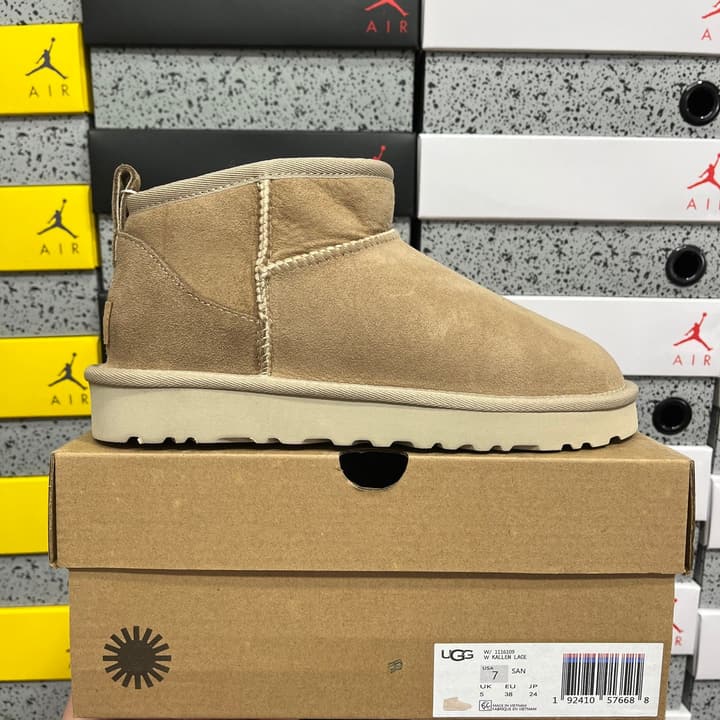 UGG Thick-Soled Low-Cut Fur-Lined Snow Boots in All Black Mini