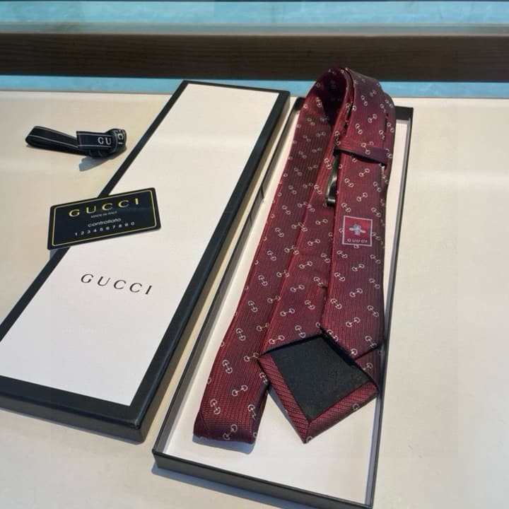 Gucci Men's Jacquard Silk Tie in Black Gg Pattern