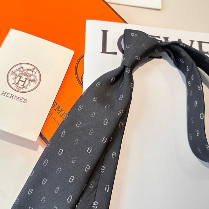 Hermès Men's Winter Anchor Chain Silk Tie – New Collection in Black