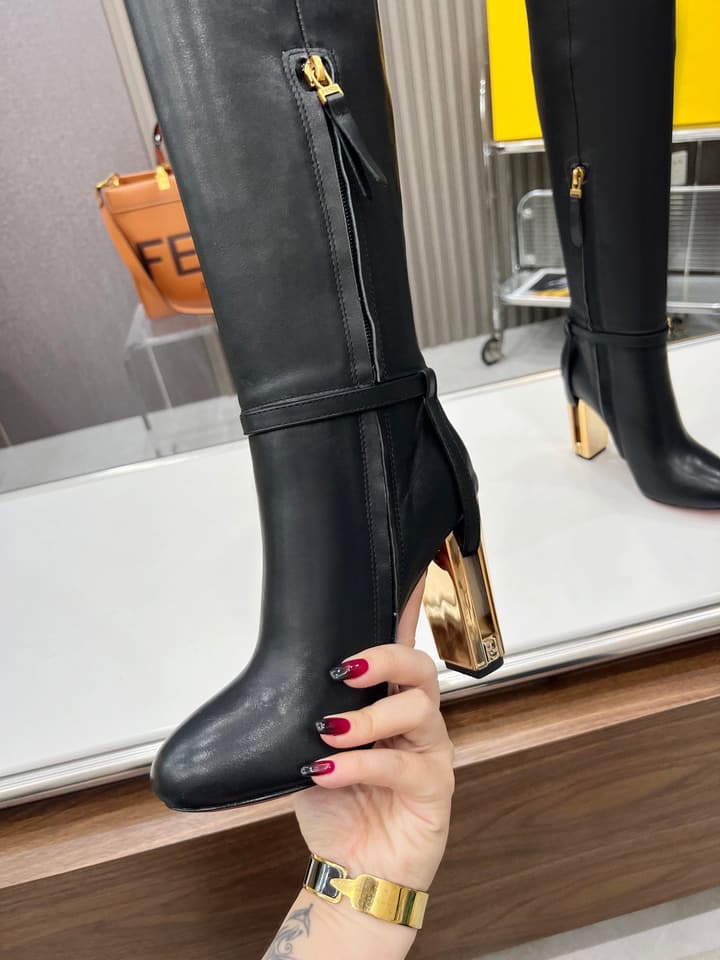 Fendi Delfina Runway Round Toe Boots in Black Leather Boots