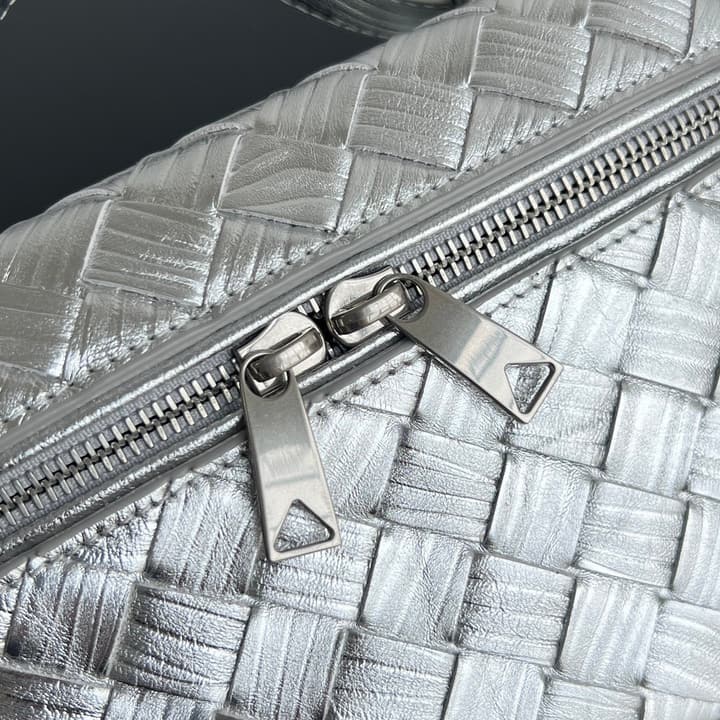 Bottega Veneta Vanity Case Shoulder Bag – Christmas Limited Edition in Metallic Gold