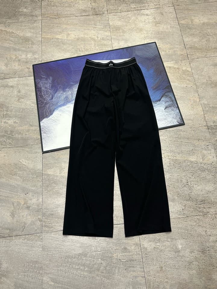Alo Yoga Suit Up High-Waist Wide-Leg Trousers in Black