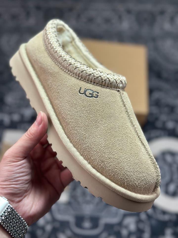 UGG Tazz Platform Snow Boots in Light Beige Suede