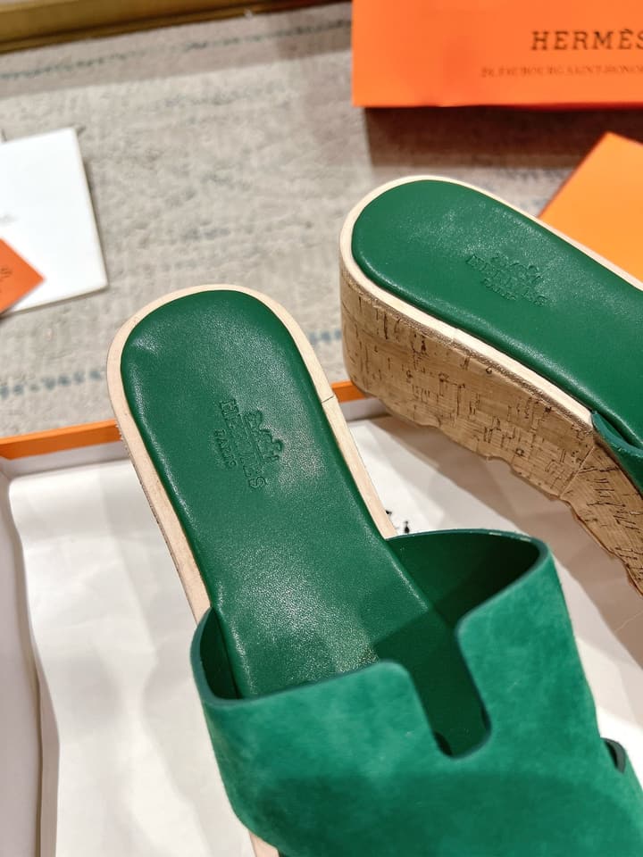 Hermès Wedge Sandals – 2024 Spring/Summer Collection in Bright Red Suede