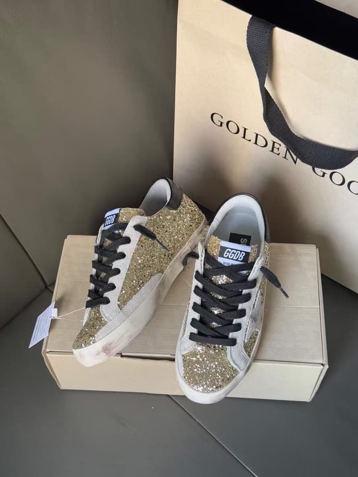 Golden Goose Superstar Distressed Sneakers – 2025 New Collection in Gold Grid, Black Heel, Grey Star