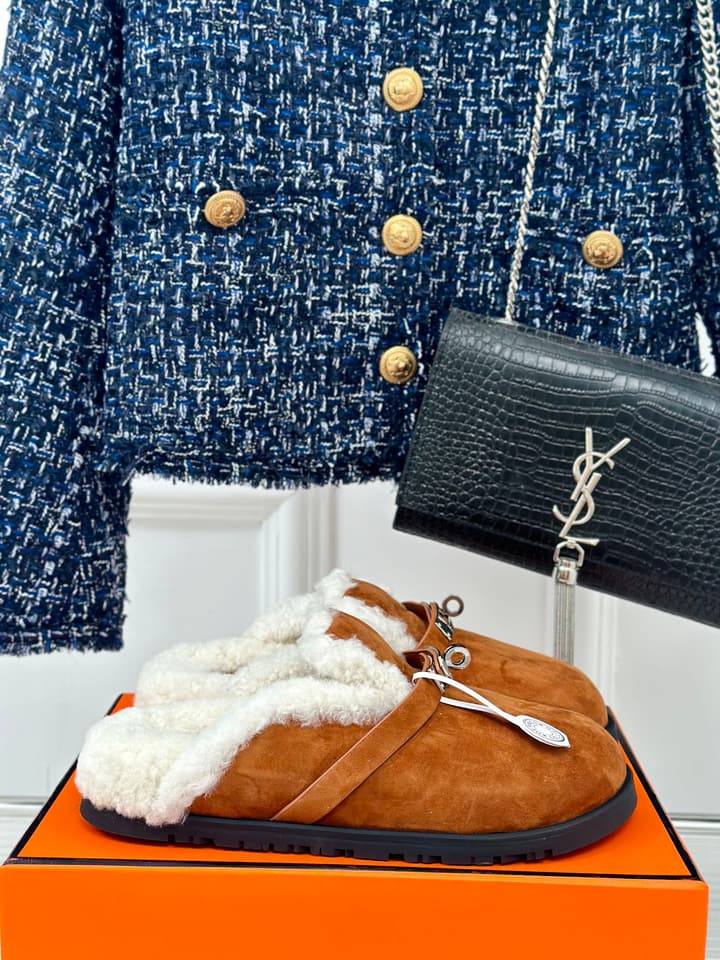 Hermès Kelly Buckle Furry Slippers – Autumn/Winter Collection in Black Suede With White Fur