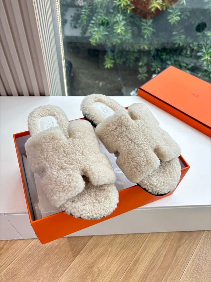 Hermès H-Shaped Fur Slippers – 2025 Collection in Assorted Fur Slippers Group