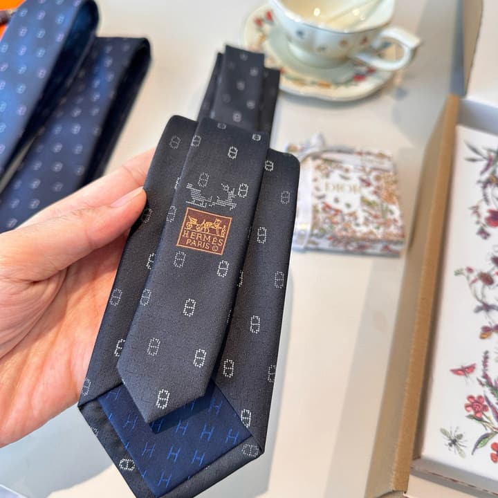 Hermès Men's Winter Anchor Chain Silk Tie – New Collection in Black