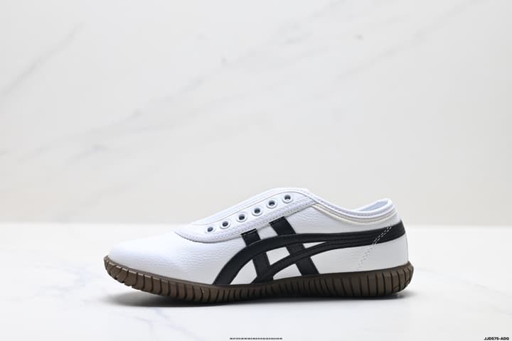 Onitsuka Tiger TSUNAHIKI Slip-On Casual Sneakers in Cream With Navy Stripes