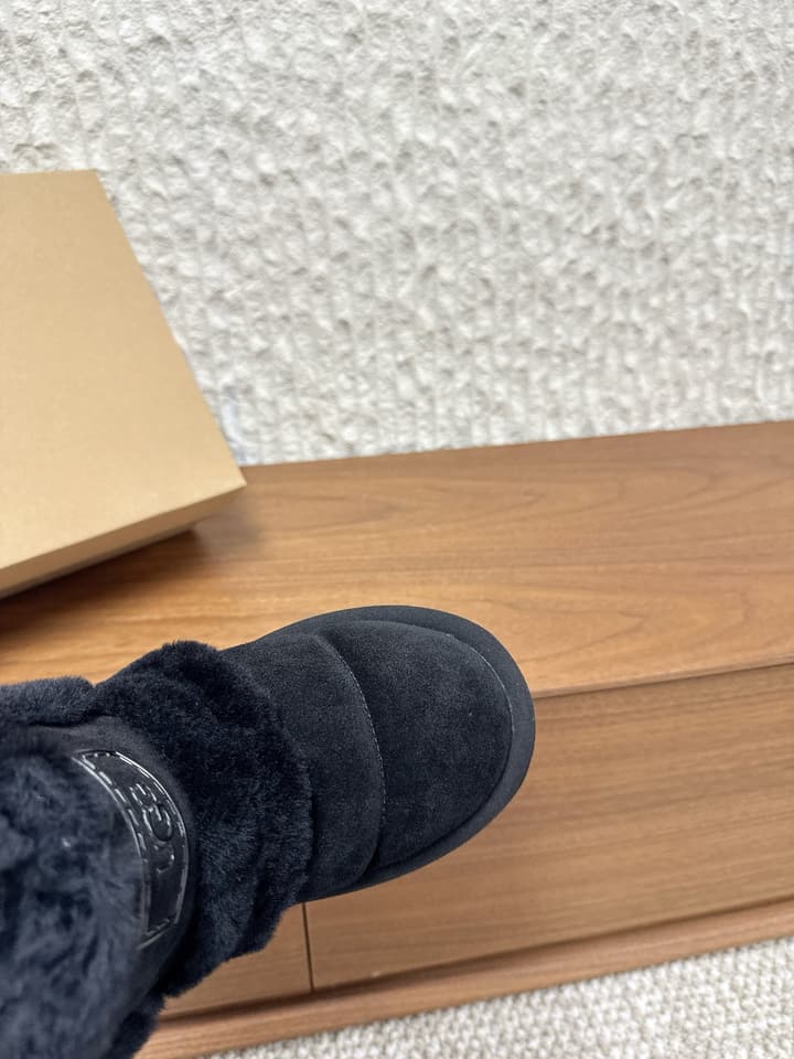 UGG Closed-Toe Fur-Lined Slippers – Autumn/Winter Collection in Black