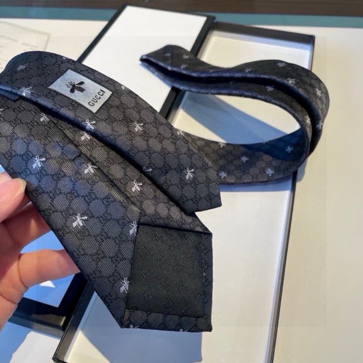 Gucci GG Bee Print Silk Jacquard Tie in Blue