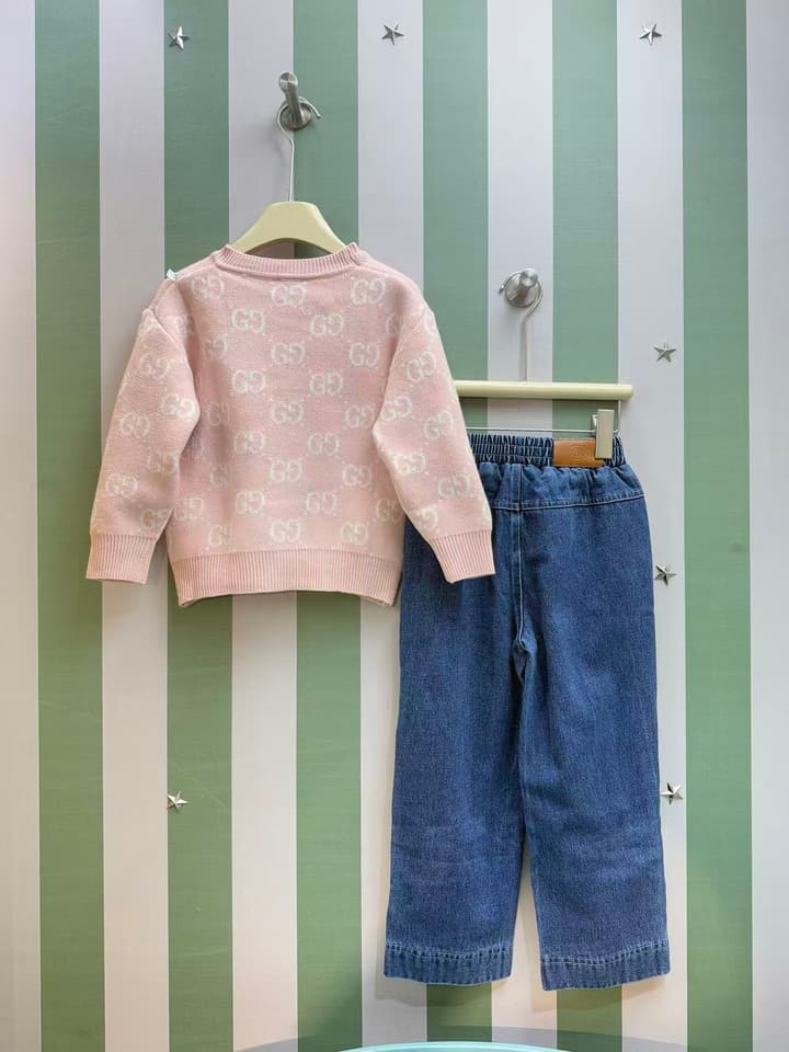 Gucci Kids Knit Sweater and Washed Denim Set – Spring/Summer Collection – 2025SS in Pink Sweater And Washed Blue Denim Set