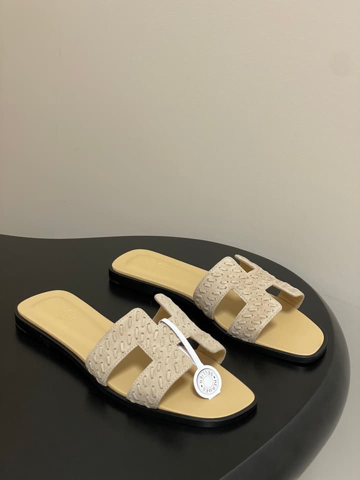 Hermès Oran Woven Suede Sandals – 2025 Collection in Black Leather