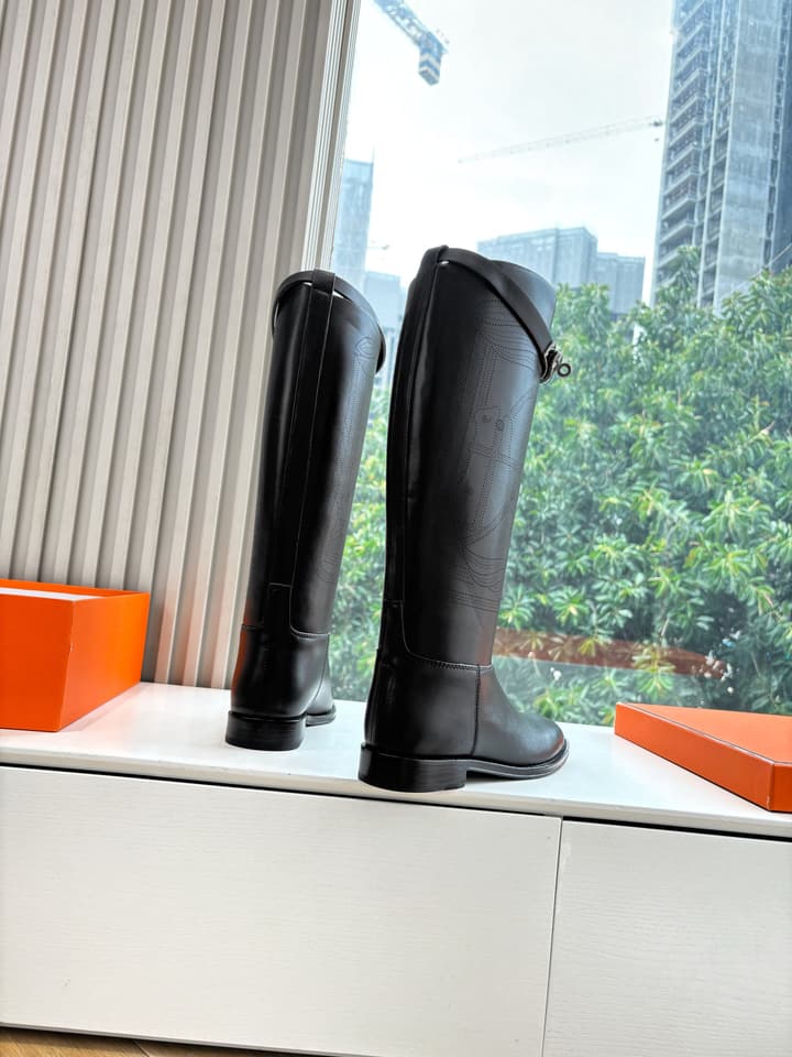 Hermès Classic Knee-High Boots – 2025FW in Assorted Buckle Riding Boots Display