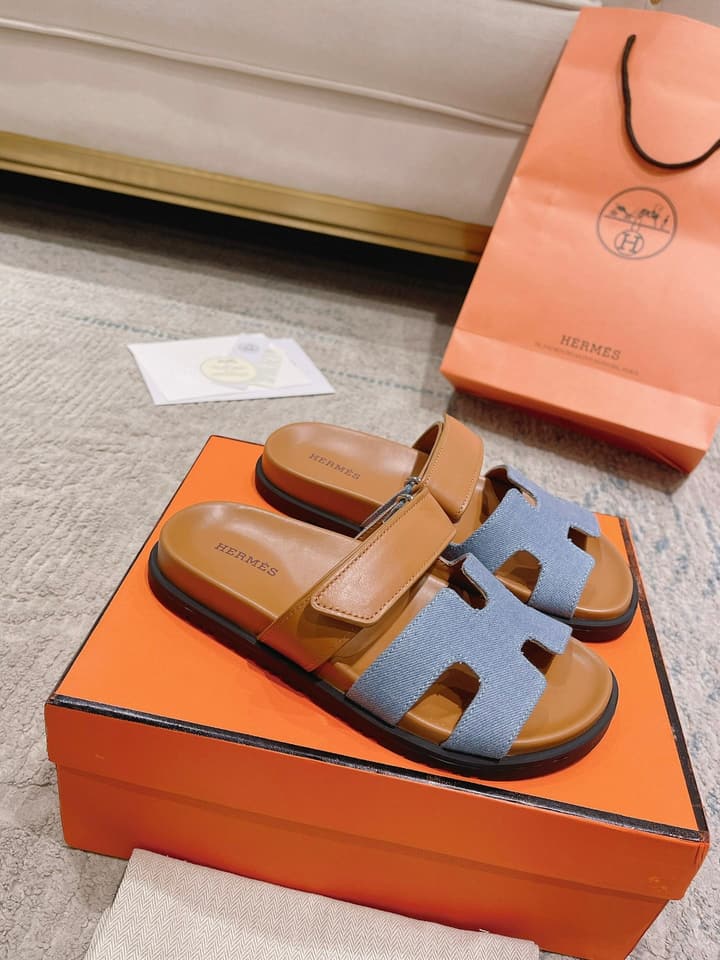 Hermès Chypre Leather Slides – 2023SS in Emerald Green & Textured Beige